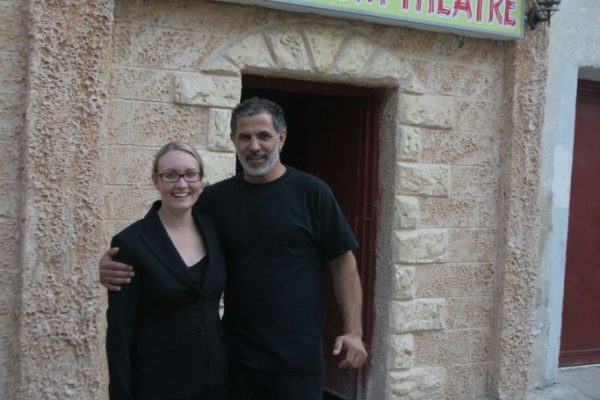 Juliano Mer Khamis davanti al Freedom Theatre, nel campo profughi di Jenin, Palestina