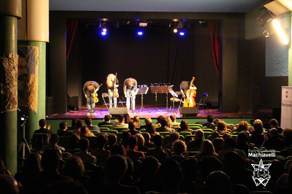 Inchini sul palco di Fucina Machiavelli, teatro in centro a Verona