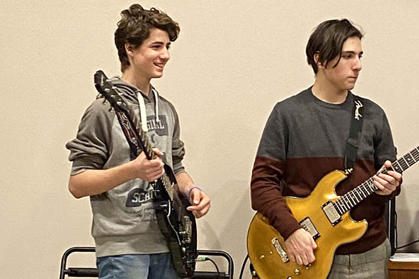 Ragazzi suonano la chitarra all'evewnto School of Rock Verona