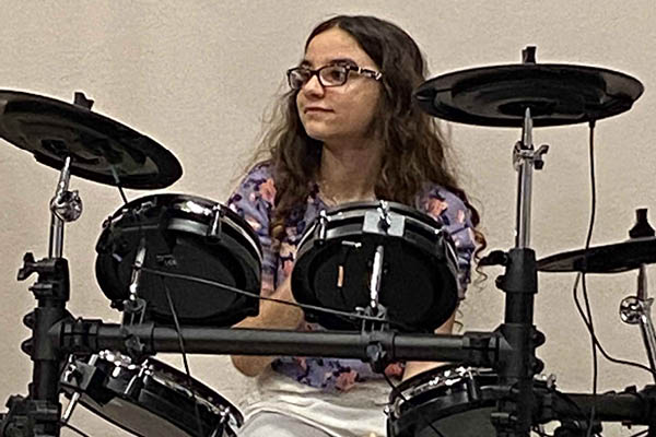 Ragazza suona la batteria in occasione del saggio di School of Rock a Verona