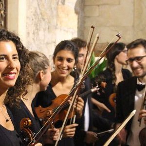 un gruppo di musicisti di Fucina Harmonica sorride a fine concerto