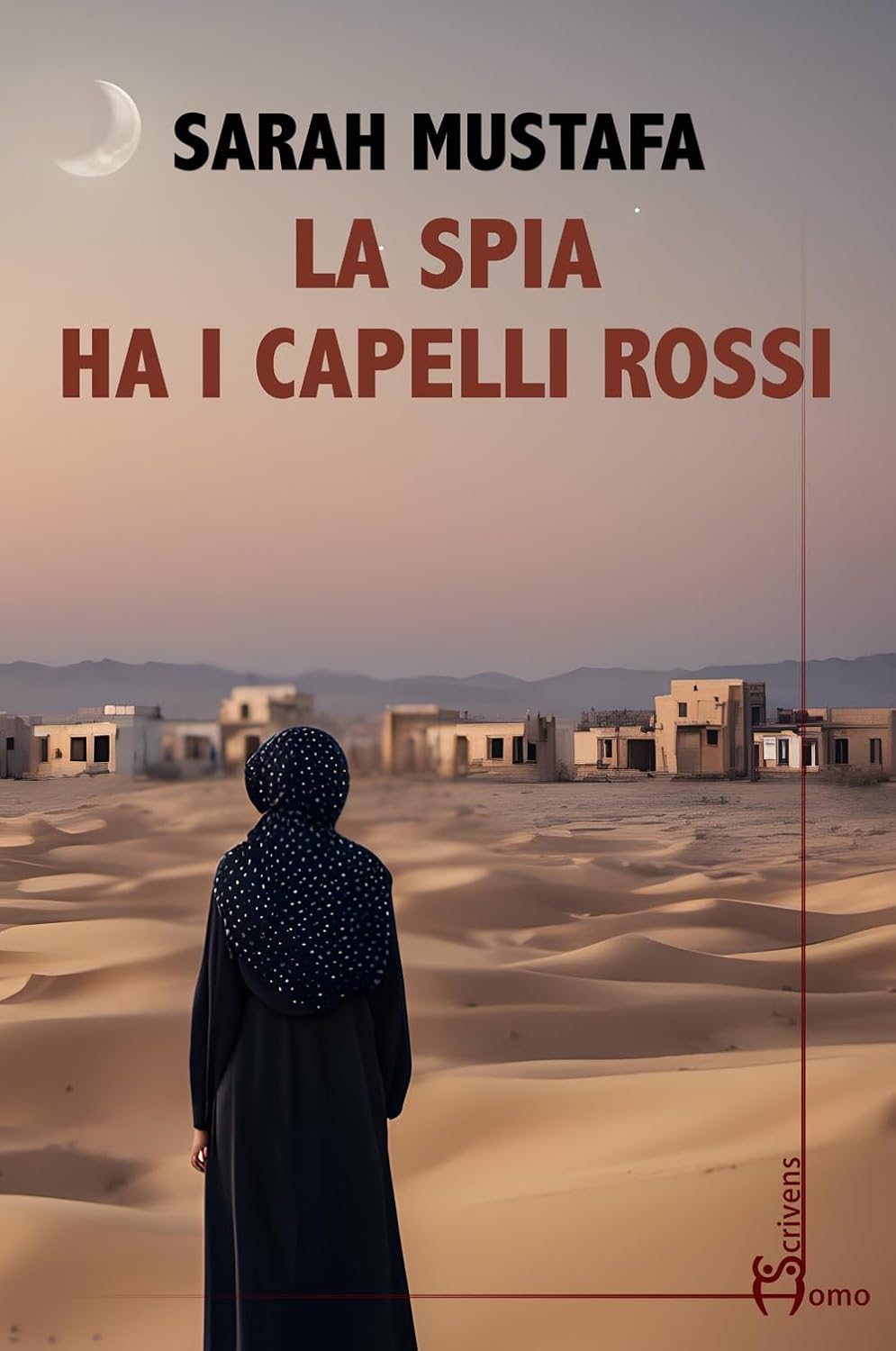 La Spia ha i capelli rossi-mustafa-copertina-donna velata di spalle sullo sfondo di un villaggio in mezzo al deserto. In alto un cielo con colori tenui e una mezzaluna bianca.