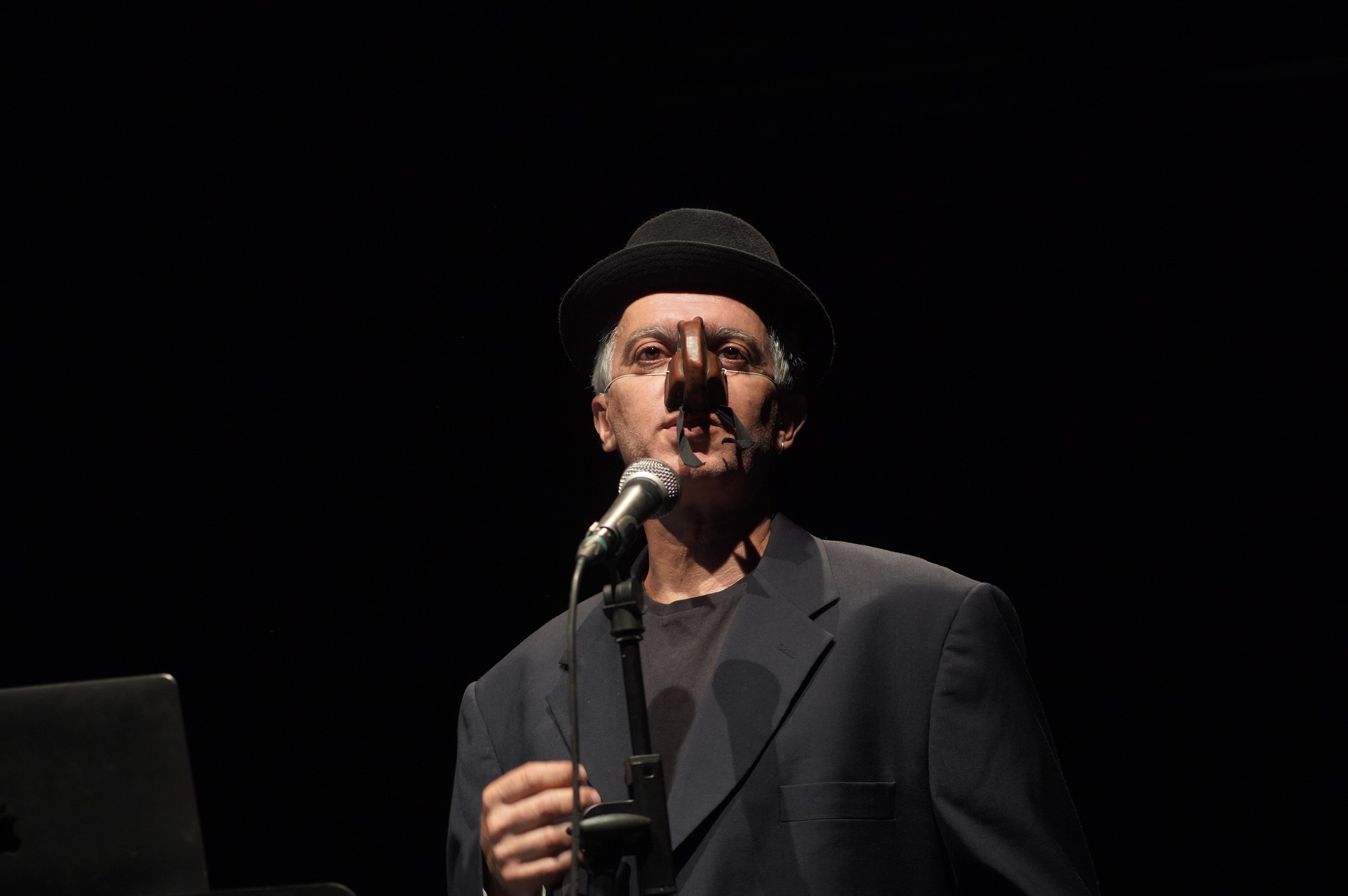 In scena con ChatGPT | Intervista ad Andrea Cosentino